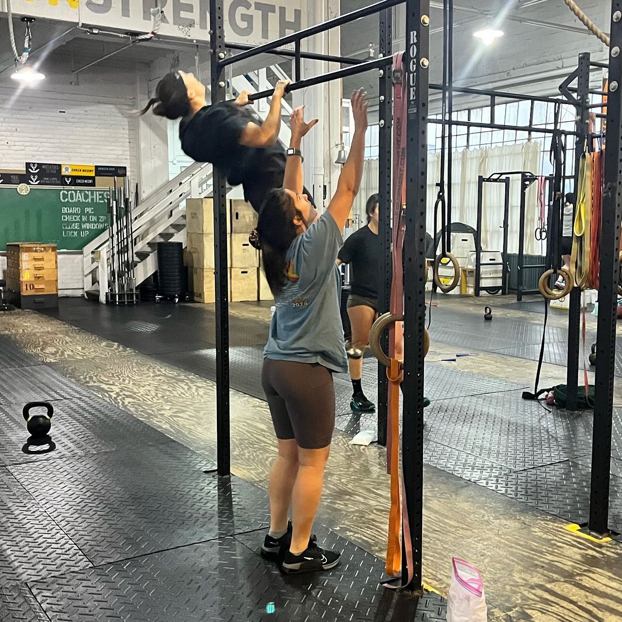 How are your pull-ups? Melanie and Amanda are crushing it here! 

Pull-ups are challenging but consistently practicing is key. Some good practice exercises include: ring rows, banded pull-ups, pull-up negatives, jumping pull-ups. Bored of the normal pull-ups? Try chest to bar!

 #BirdtownStrength #BirdtownStrong #FunctionalFitness #BeBetter #RedefiningStrength #TeamWorkMakesTheDreamWork #WeAreBirdtown #Lakewood #Ohio #LakewoodOhio