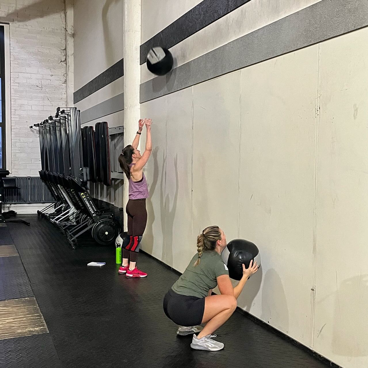 How are our legs feeling after the heavy lunges and wall balls? A small reprieve today to focus on upper-body push/pull movements. Such a fun week so far! See you in class ❤️🍑🔥

 #BirdtownStrength #BirdtownStrong #FunctionalFitness #BeBetter #RedefiningStrength #TeamWorkMakesTheDreamWork #WeAreBirdtown #Lakewood #Ohio #LakewoodOhio